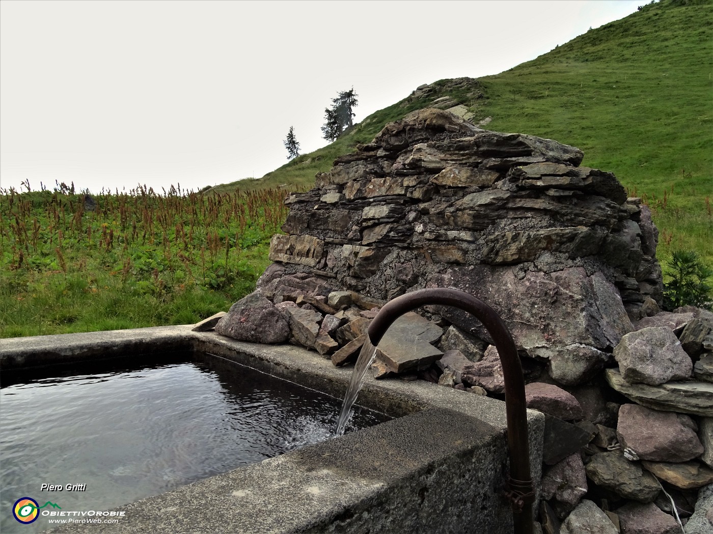 32 Bella grande fontana d'acqua sorgiva alla baita 'Minchuchi' .JPG